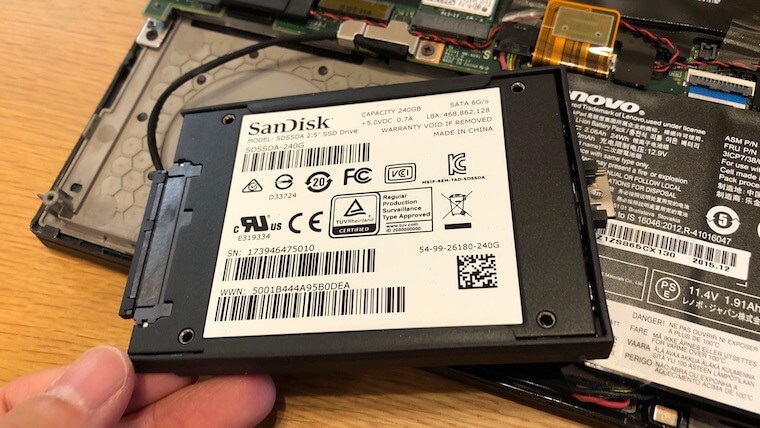 ThinkPad X250：SSD換装（ネジ外し後）