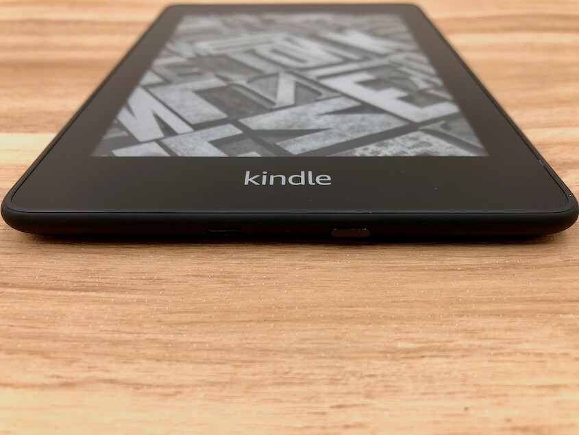 Kindle Paperwhite（第10世代）：本体下部（USBポート・電源ボタン）